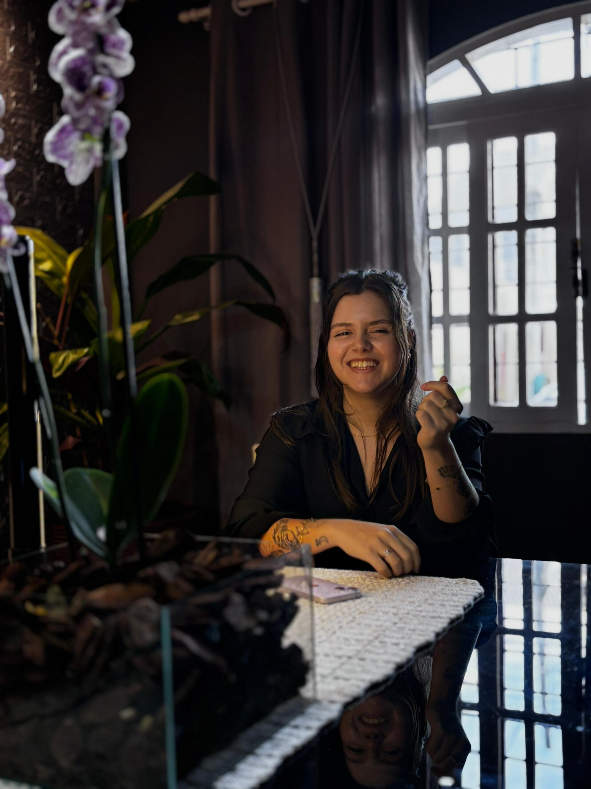 Kamila Lais Kuhn sorrindo de forma natural, transmitindo acolhimento, empatia e confiança como nutricionista especializada em emagrecimento saudável.