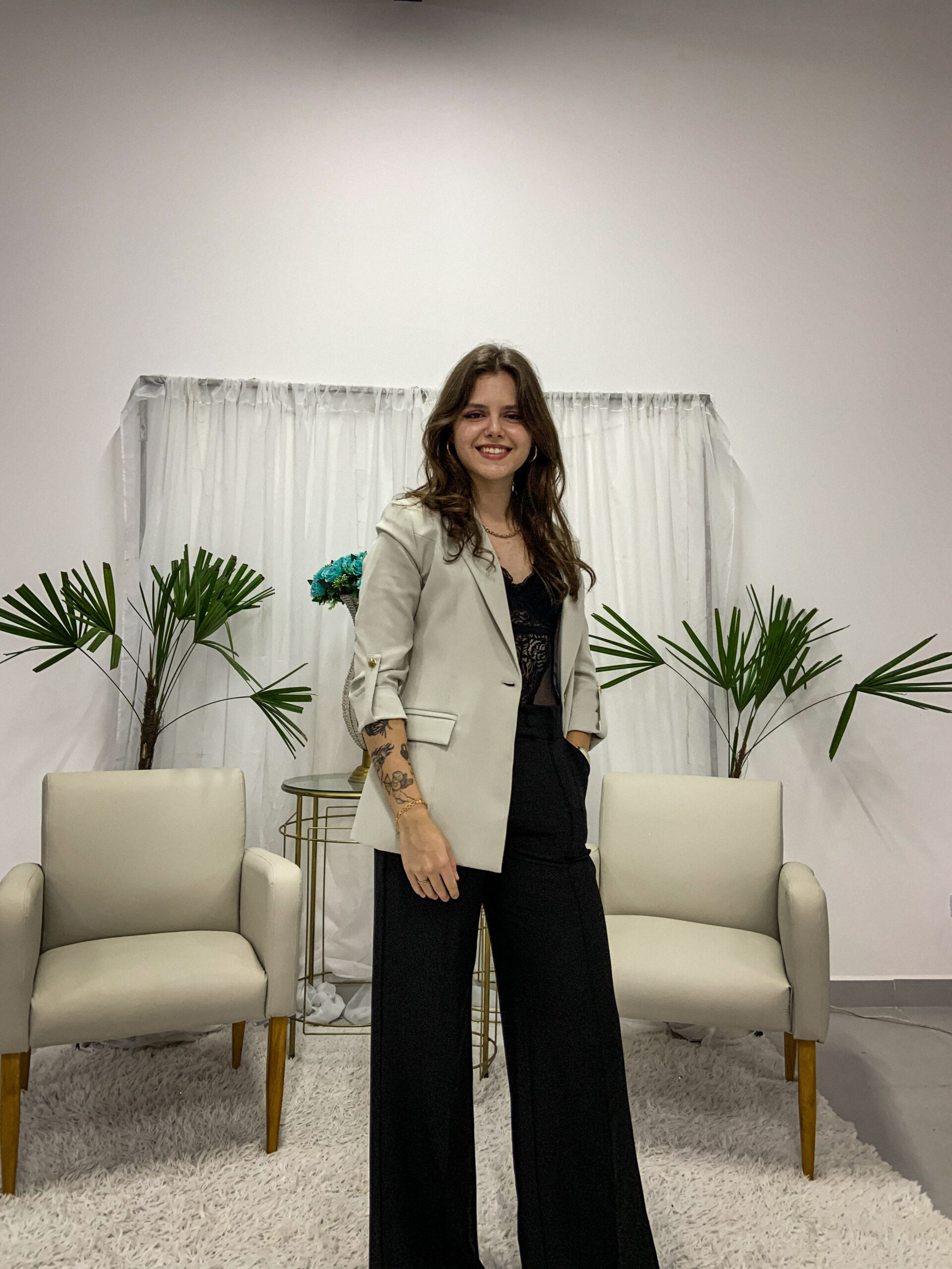 Kamila Lais Kuhn usando roupa social, postura confiante e empoderada, transmitindo autoridade como nutricionista especialista em emagrecimento saudável.