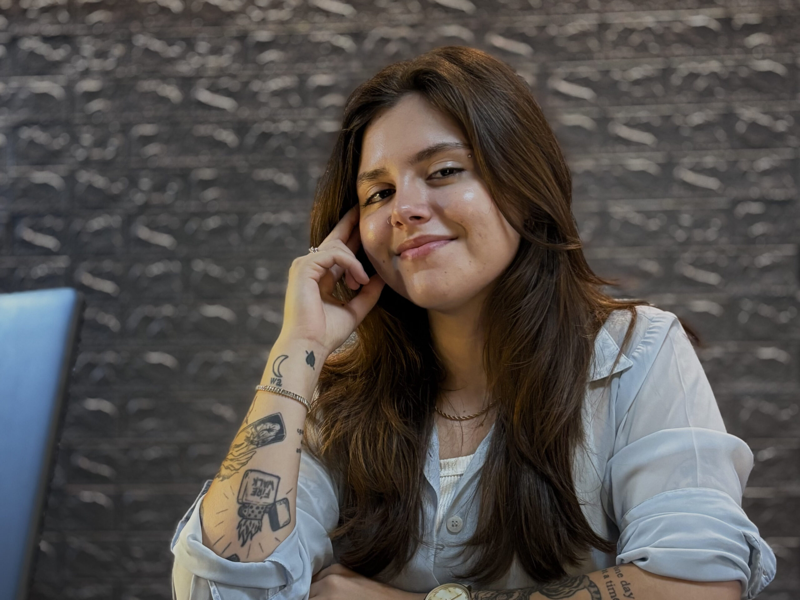 Foto de Kamila Lais Kuhn com a frase “Transforme sua alimentação, transforme sua vida” em destaque, mostrando sua autoridade e motivando hábitos saudáveis.